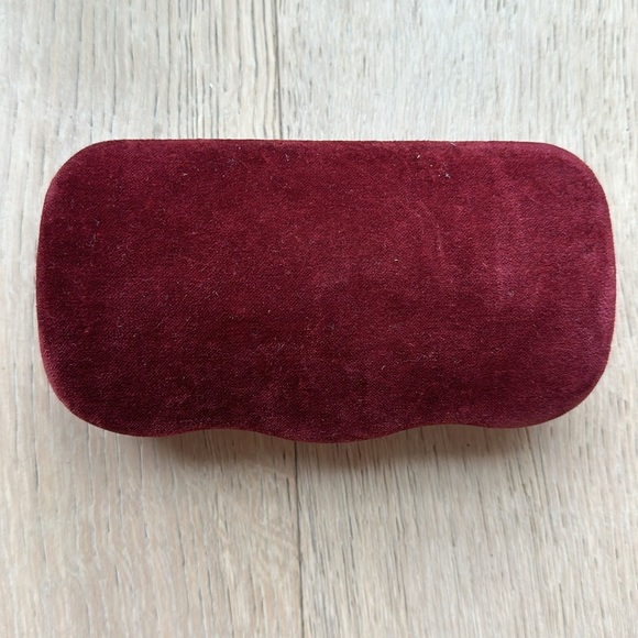 Gucci sunglasses - black with gold logo- MISSING ONE LOGO - Picture 8 of 8